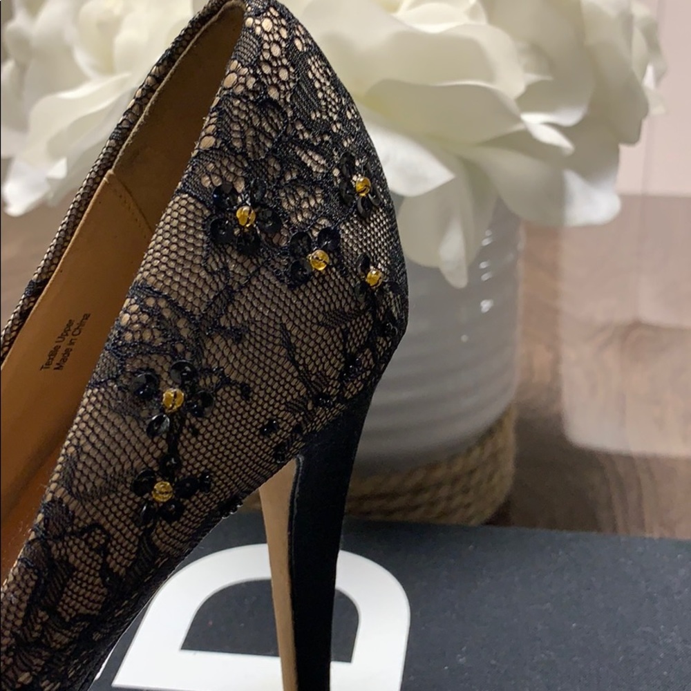 Badgley Mischka 'Stella' Pump - Picture 9 of 16